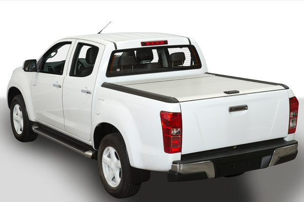 Rideau de benne MountainTop MTR pour Isuzu D-Max double cabine 2012-2020, couvre-benne robuste en action.