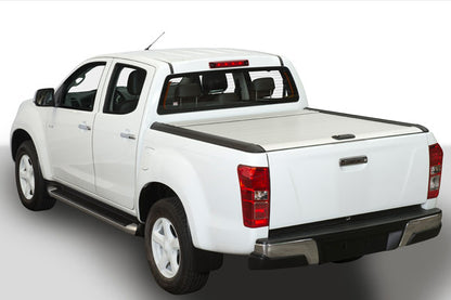 Rideau de benne MountainTop MTR pour Isuzu D-Max double cabine 2012-2020, couvre-benne robuste en action.