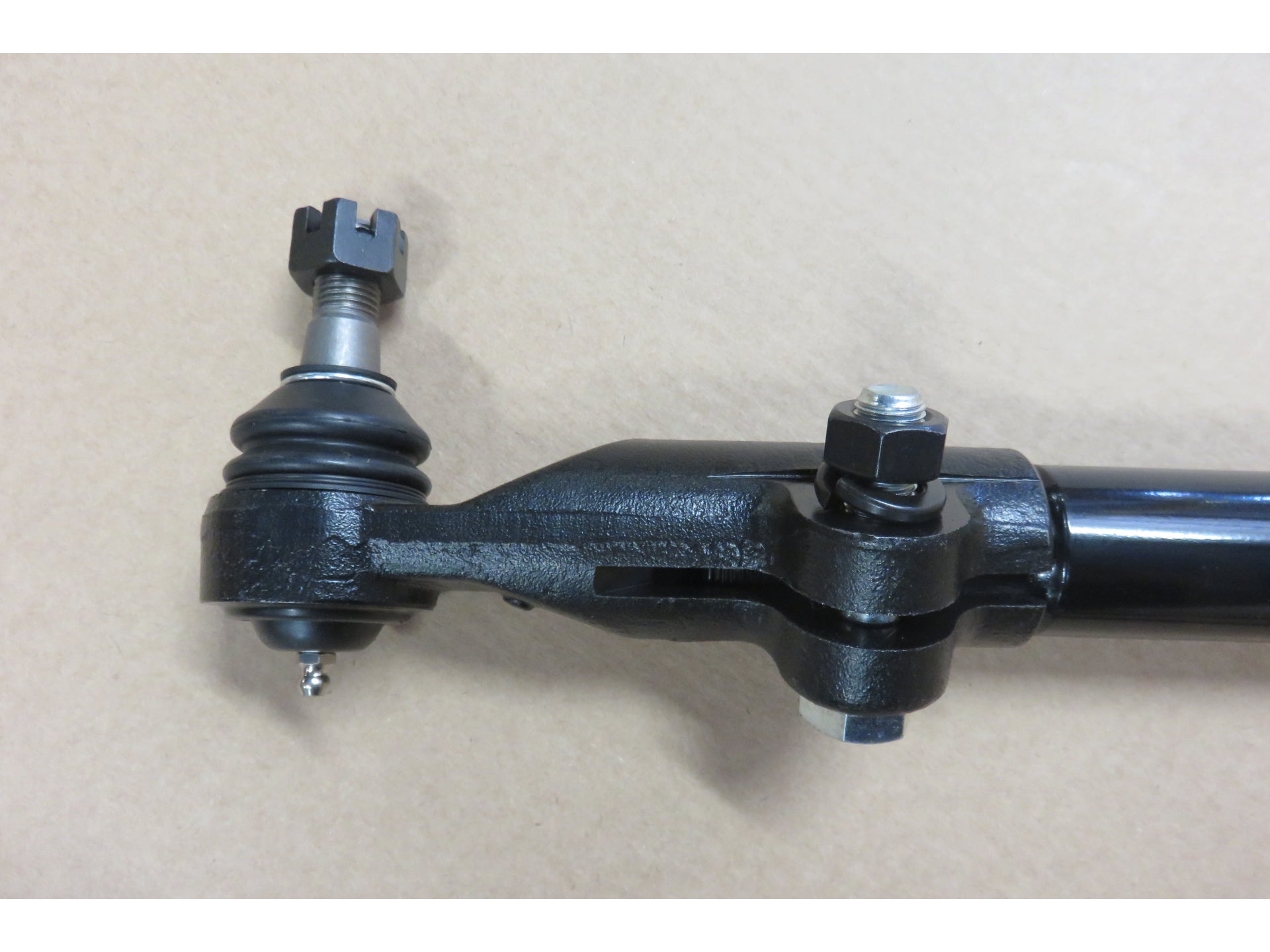 Barre de liaison renforcée N4 OFFROAD pour Patrol Y61 avec rotules graissables, pièce de suspension robuste et complète.
