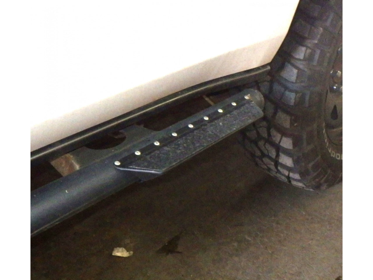 Paire de marche-pieds N4 OFFROAD en acier antidérapant pour tube 60mm, adaptés pour véhicules tout-terrain.