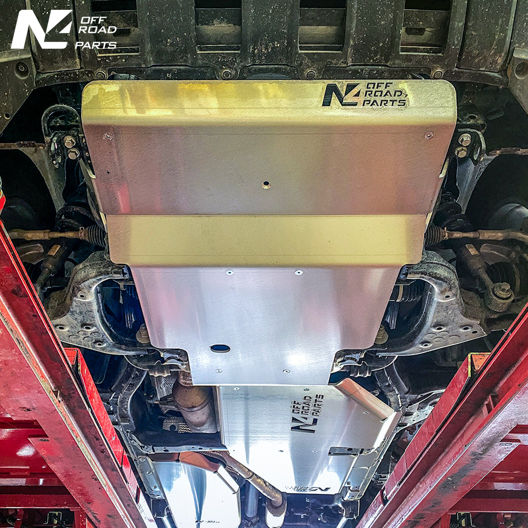 Protection inférieure N4 OFFROAD pour Toyota Land Cruiser 250, robuste et résistante, en place sous le véhicule.