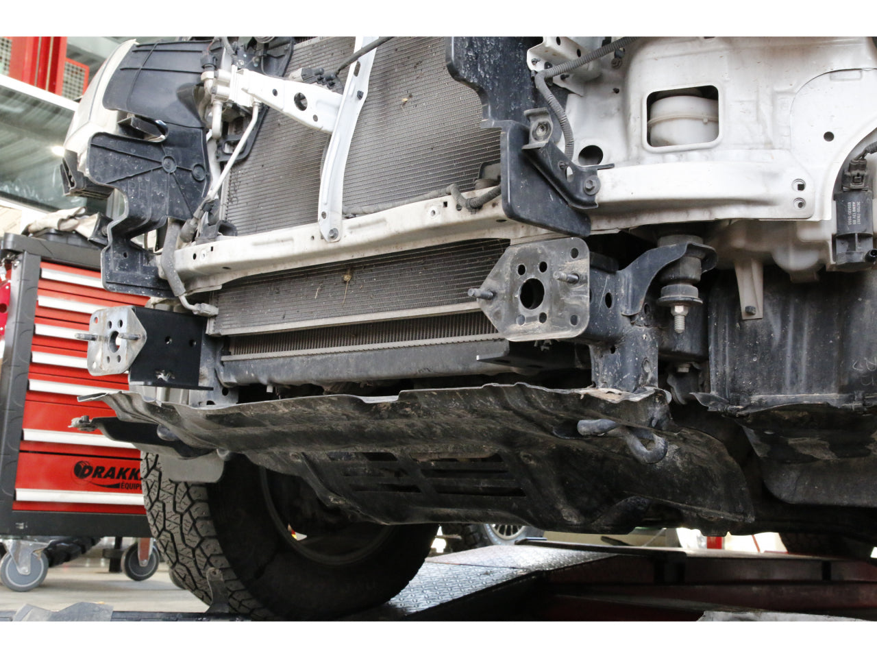 Platine de treuil intégrée N4 OFFROAD sur le pare-chocs d'origine pour Toyota Hilux Vigo N4-Offroad, robuste et prête à l'emploi.