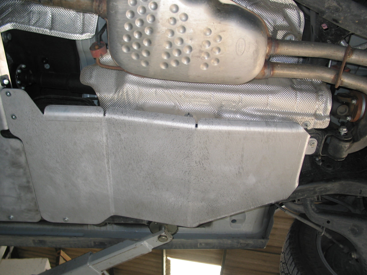 Protection inférieure en aluminium de 6mm pour réservoir Land Rover Discovery III et IV, par N4 OFFROAD.