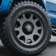Jante OC WHEELS 135 en finition matte gun métal, jantes en alliage pour voiture, design moderne et robuste.