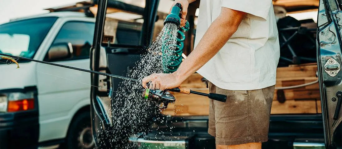 Douche portable ONTAP Black Edition par ARB4x4, compacte et pratique, avec pommeau de douche noir et flexible pour camping ou extérieur.
