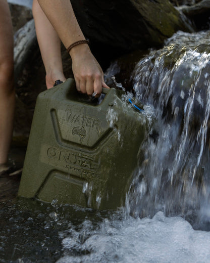 Douche portable ONTAP Black Edition par ARB4x4, design compact avec pomme de douche et câble pour camping ou voyage.