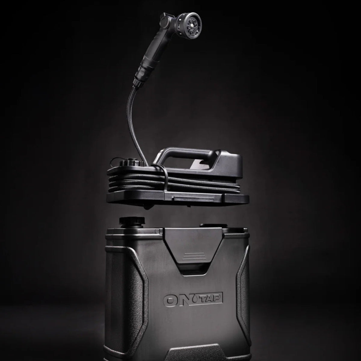 Douche portable ONTAP ROAM 16L pour bivouac, avec poignée et tube flexible, idéale pour le confort en camping ou outdoor.