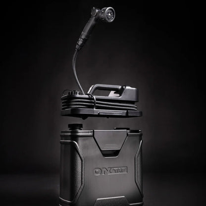 Douche portable ONTAP ROAM 16L pour bivouac, avec poignée et tube flexible, idéale pour le confort en camping ou outdoor.