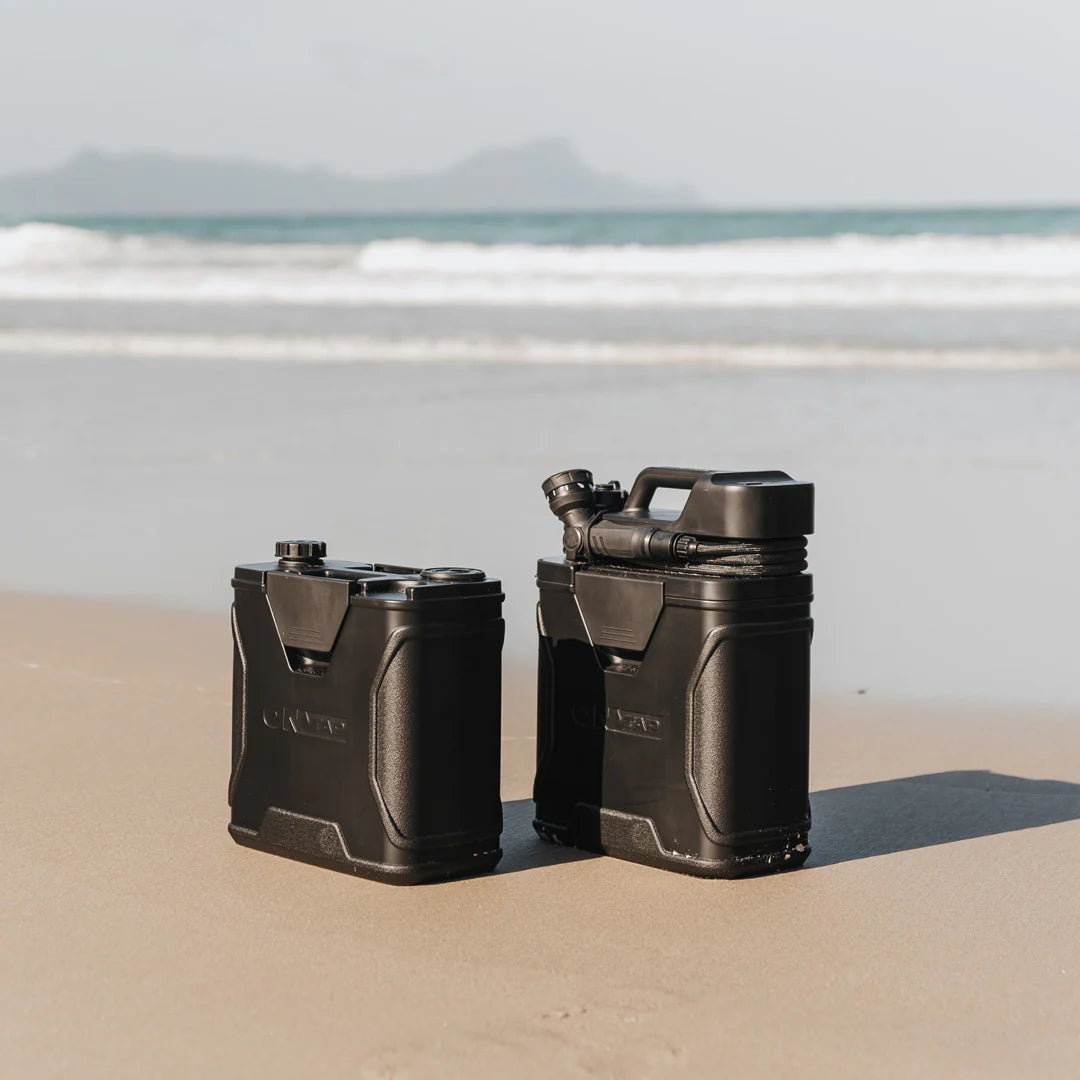 Douche portable ONTAP ROAM 16L pour bivouac, avec pommeau de douche et poignée, idéale pour camping et activités extérieures.
