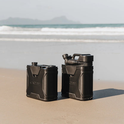 Douche portable ONTAP ROAM 16L pour bivouac, avec pommeau de douche et poignée, idéale pour camping et activités extérieures.