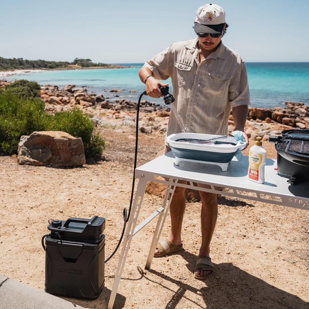 Douche portable ONTAP ROAM 16L pour bivouac, design compact et pratique pour le confort en plein air.