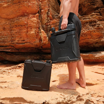 Douche portable ONTAP ROAM 16L pour bivouac, avec poignée et pommeau, idéale pour le camping et le confort en plein air.