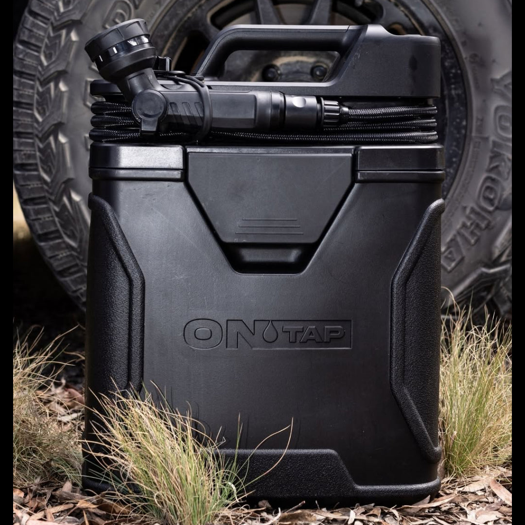 Douche portable ONTAP ROAM 16L pour bivouac, avec poignée et réservoir d'eau, idéale pour le confort en camping ou outdoor.
