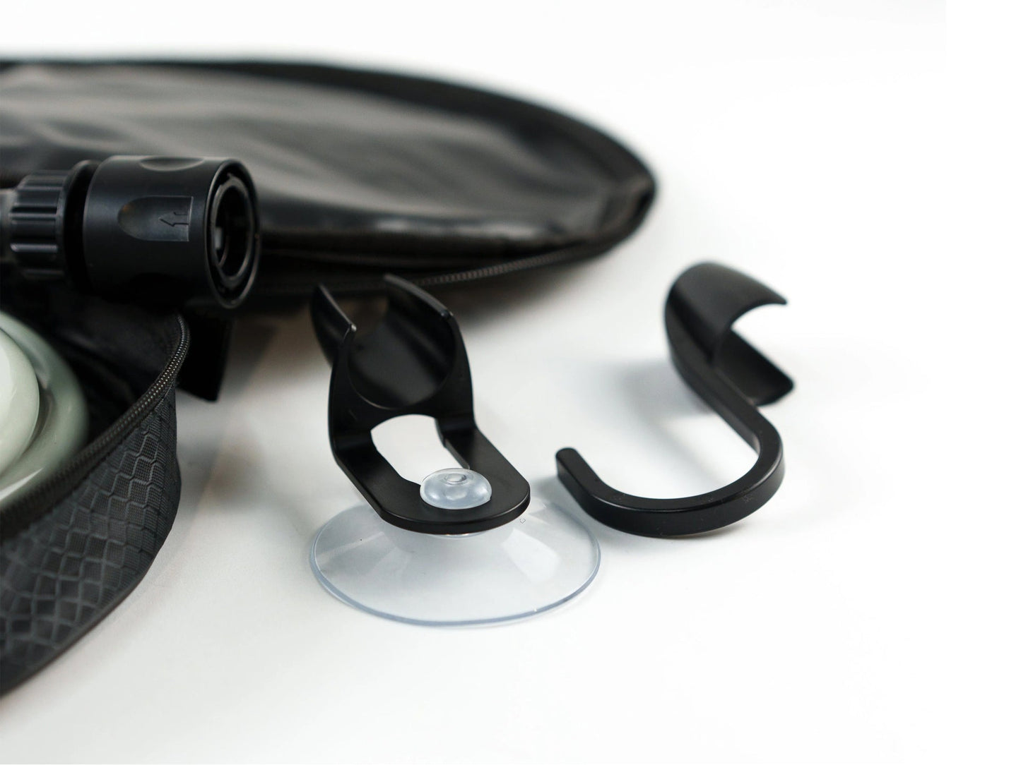 Pommeau de douche OffRoad ONTAP avec flexible 2,4m et fixations, design en forme de jerrycan, pour une douche extérieure.