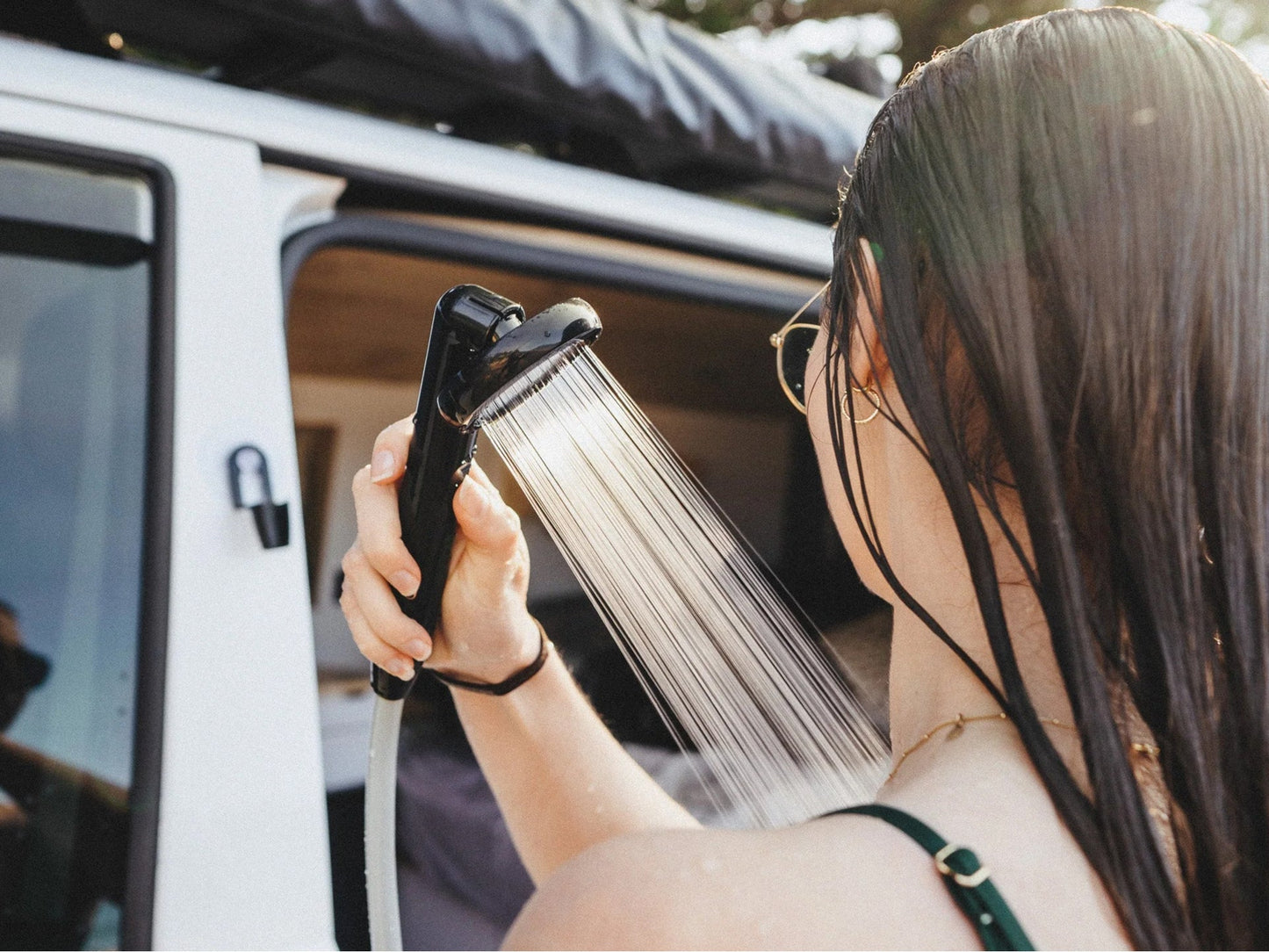 Pommeau de douche OffRoad ONTAP avec flexible 2,4 m et fixations, design en forme de jerrycan, pour une douche extérieure.