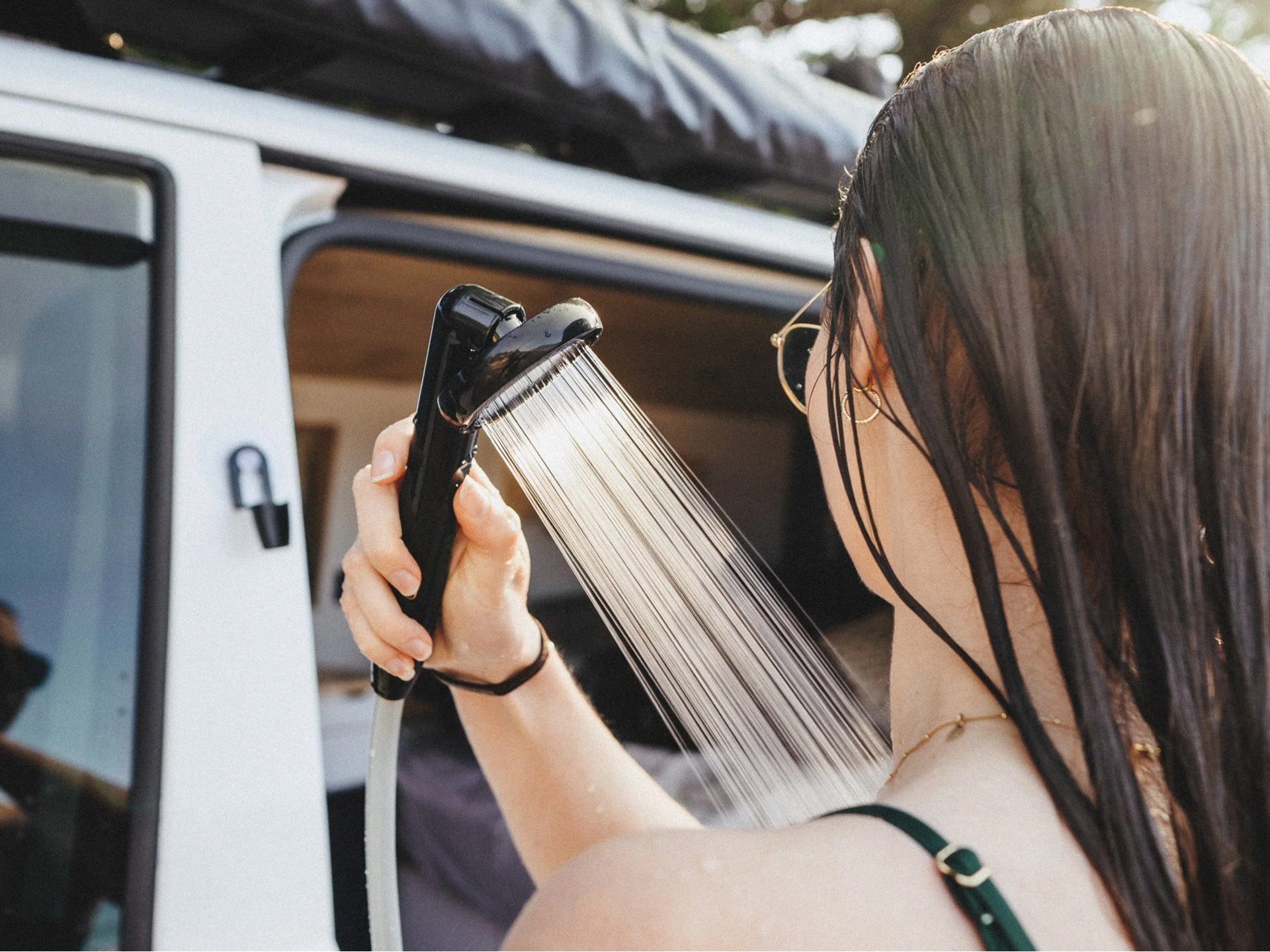 Pommeau de douche OffRoad ONTAP avec flexible 2,4 m et fixations, design en forme de jerrycan, pour une douche extérieure.