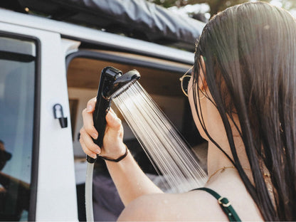 Pommeau de douche OffRoad ONTAP avec flexible 2,4 m et fixations, design en forme de jerrycan, pour une douche extérieure.