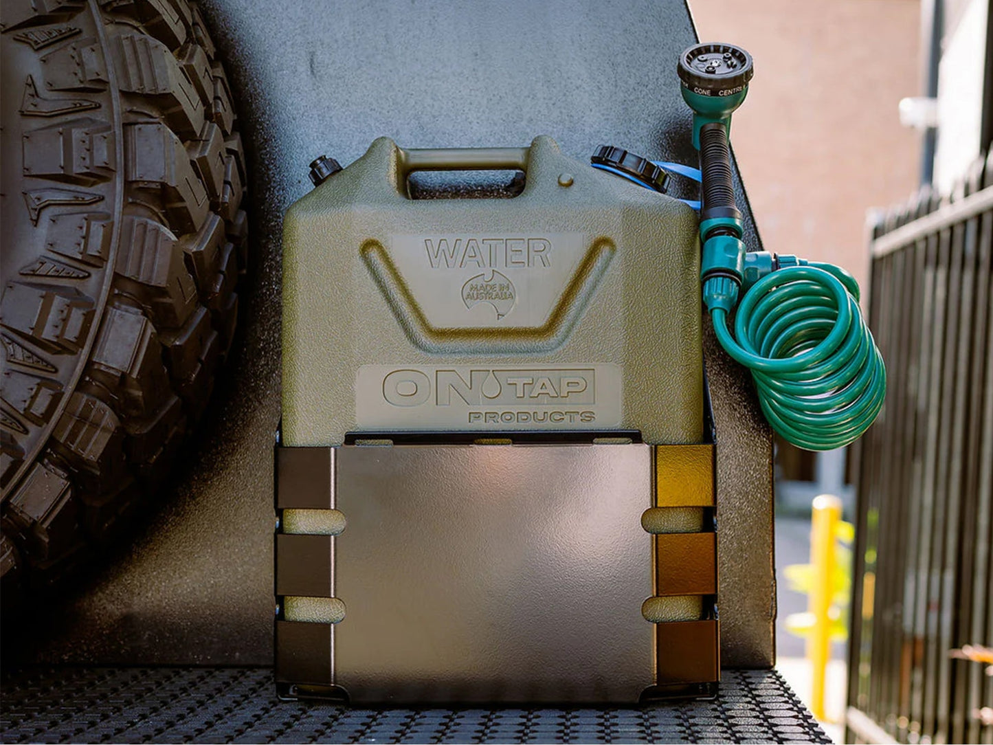Support pour jerrycan 22L ONTAP noir avec fixation robuste 4x4, adapté au transport et à la stockage sécurisé.