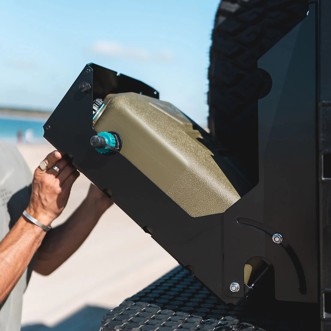 Support de jerrican ONTAP 22L verrouillable noir, robuste et pratique, pour le stockage sécurisé de carburant ou liquide.