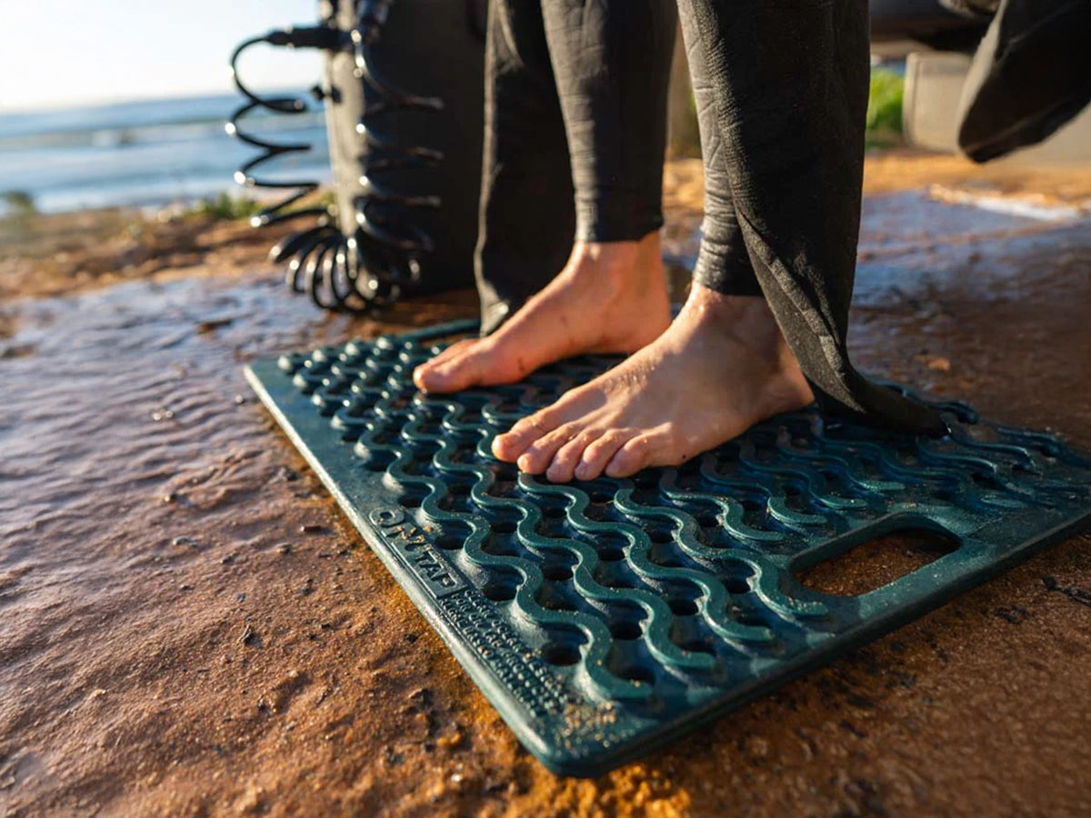Tapis de douche extérieur ONTAP Mariner Mat bleu pour véhicule 4x4, avec design en forme de jerrycan.