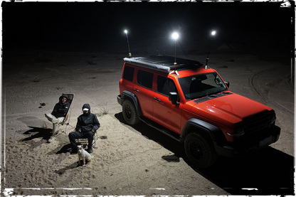 Lampe télescopique LED outdoor OuTask jaune désert, éclairage puissant à 720°, idéal pour l'extérieur et les activités en plein air.