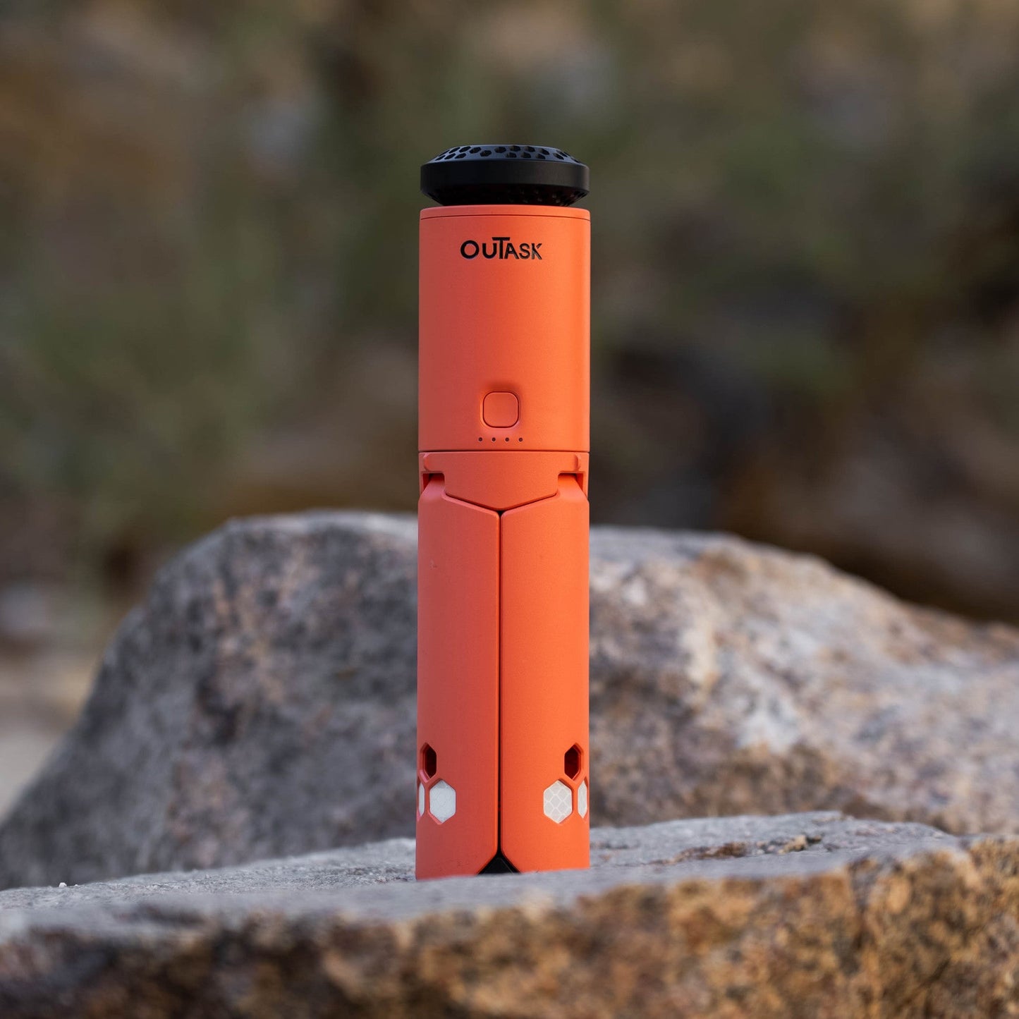 Lampe télescopique LED extérieure orange de la marque OuTask, éclairage puissant à 720° pour extérieur.