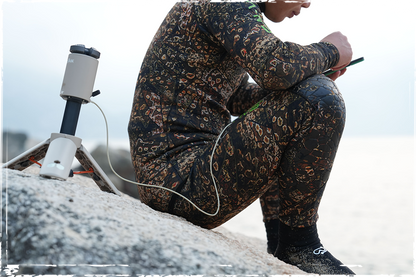 Lampe télescopique LED extérieure OuTask vert armée, éclairage puissant à 720° pour activités en plein air.