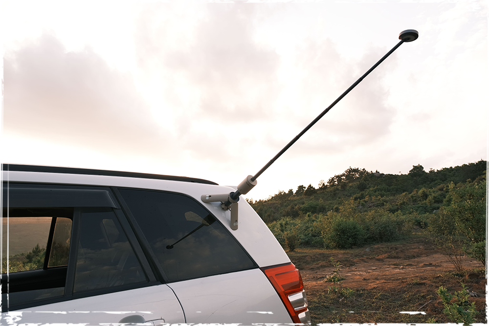 Lampe télescopique LED outdoor verte de la marque OuTask, éclairage à 720° pour l'extérieur, robuste et pratique.