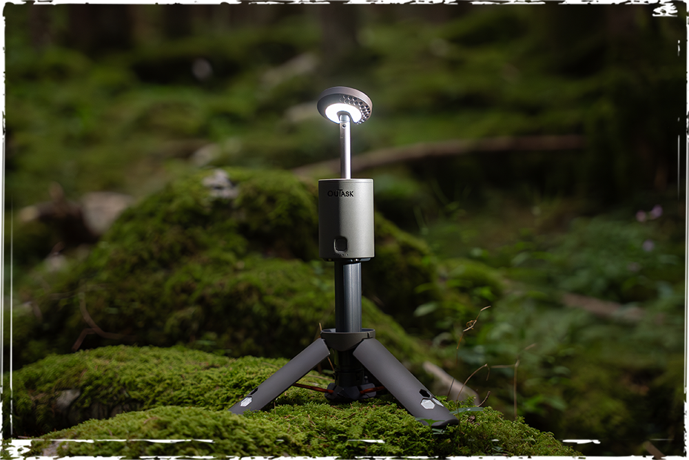 Lampe télescopique LED extérieure OuTask vert armée avec rotation à 720°, éclairage puissant et portable pour extérieur.