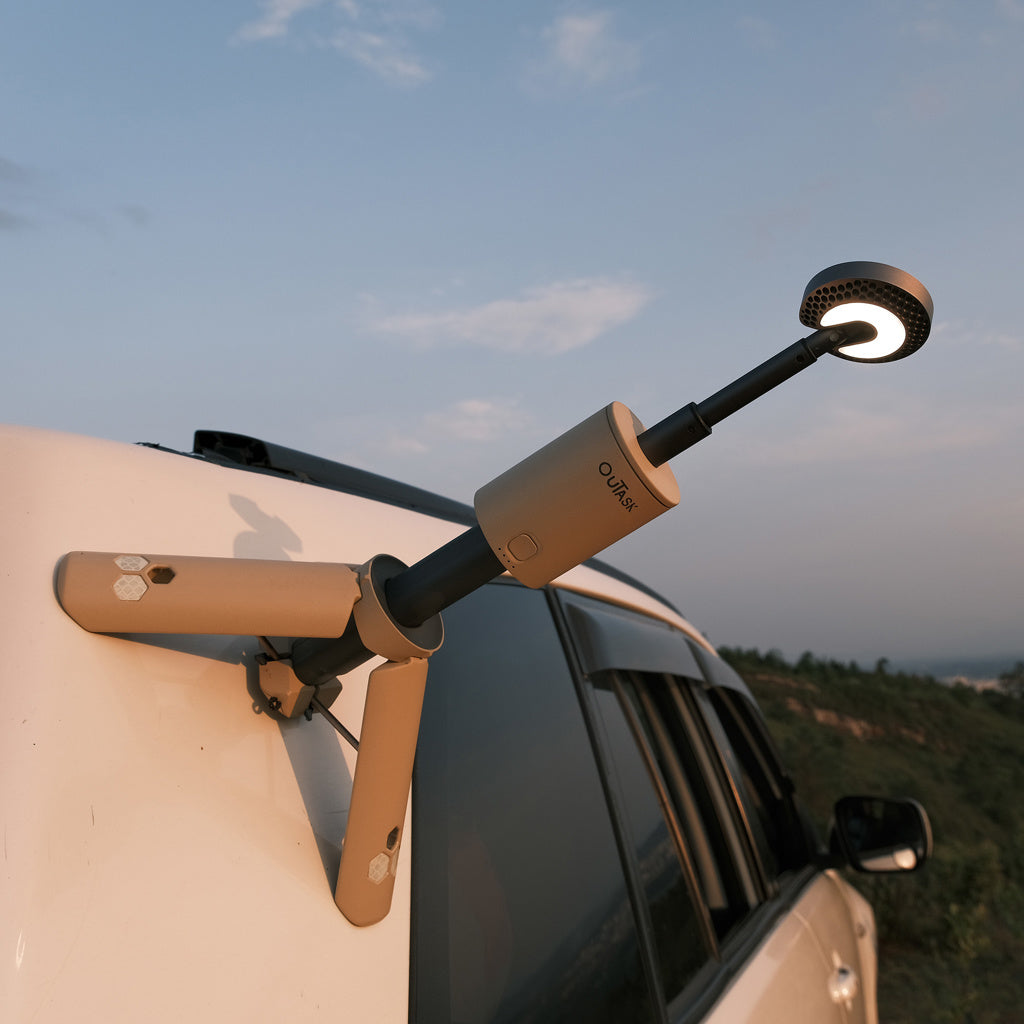 Lampe télescopique LED outdoor OuTask, vert armée, 720° d’éclairage, robuste et pratique pour l’extérieur.
