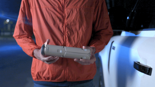 Lampe télescopique LED extérieure OuTask vert armée avec rotation à 720°, éclairage puissant pour l'extérieur.