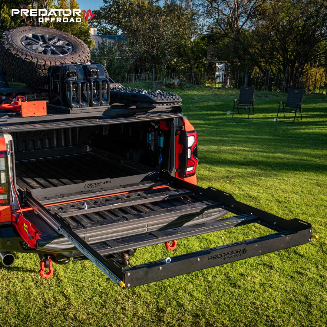 Plateau coulissant pour pickup 4x4 Predator Off-Road, robuste et pratique, installé sur un véhicule utilitaire tout-terrain.