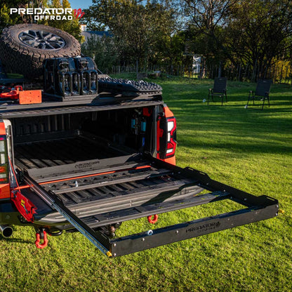 Plateau coulissant pour pickup 4x4 Predator Off-Road, robuste et pratique, installé sur un véhicule utilitaire tout-terrain.
