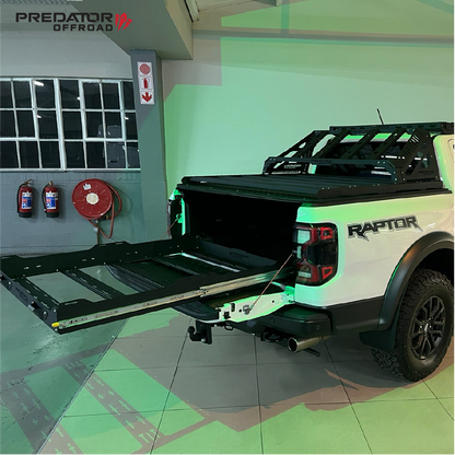 Plateau coulissant pour pickup 4x4 Predator Off-Road, robuste et pratique, monté sur un véhicule tout-terrain.