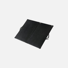 Panneau solaire portable REDARC 200W monocristallin pour camping et activités off-road, avec cadre léger et connecteurs.