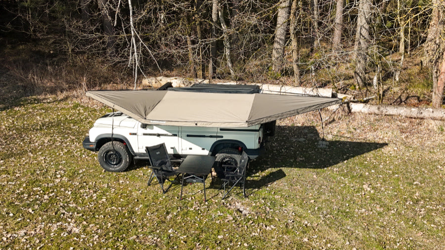 Auvent autoportant RHINO-RACK 180° Batwing de 2,2 m pour 8,4 m², protection solaire pour véhicule et camping