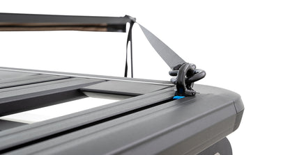 Auvent autoportant RHINO-RACK 180° Batwing 2,2m pour véhicule, protection solaire et abri robuste, vue de face.