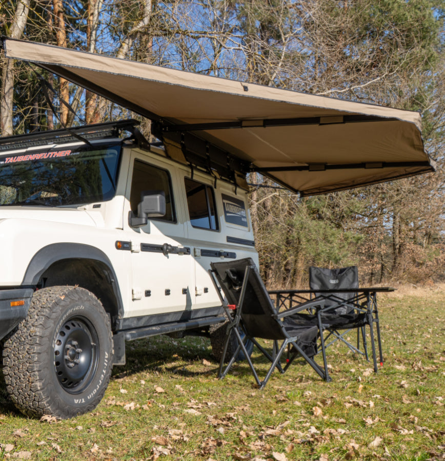 Auvent autoportant Batwing Rhino-Rack de 2,2 m, 8,4 m², pour voiture, offrant une protection solaire élégante et résistante.