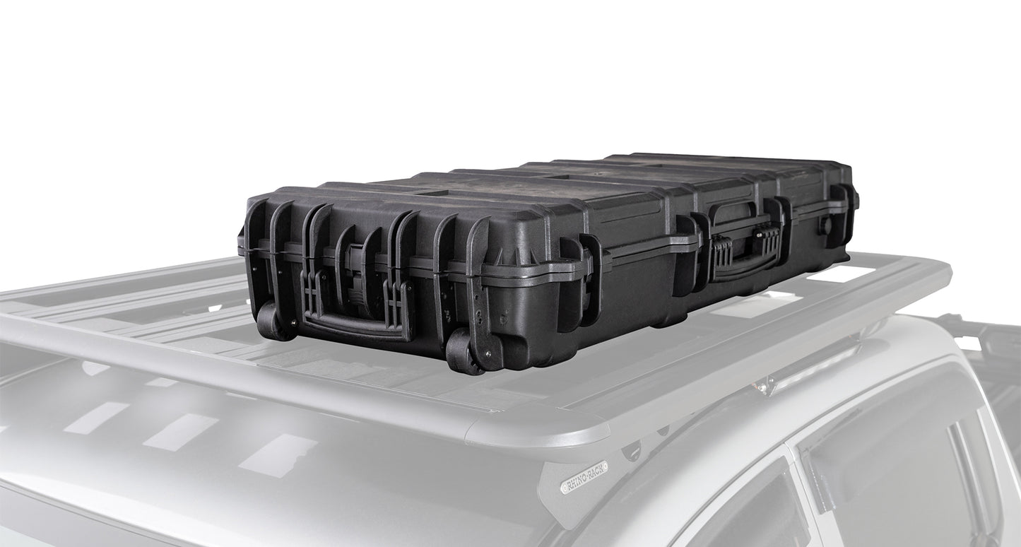 Coffre de toit RHINO-RACK Cargo Case 94L, coffre de rangement robuste pour 4x4, vue de face avec serrure et fixation.