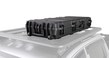 Coffre de toit RHINO-RACK Cargo Case 94L, coffre de rangement robuste pour 4x4, vue de face avec serrure et fixation.