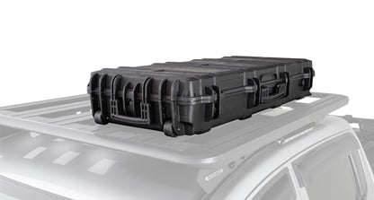 Coffre de toit RHINO-RACK Cargo Case 94L, coffre de rangement robuste pour 4x4, vue de face avec serrure et fixation.
