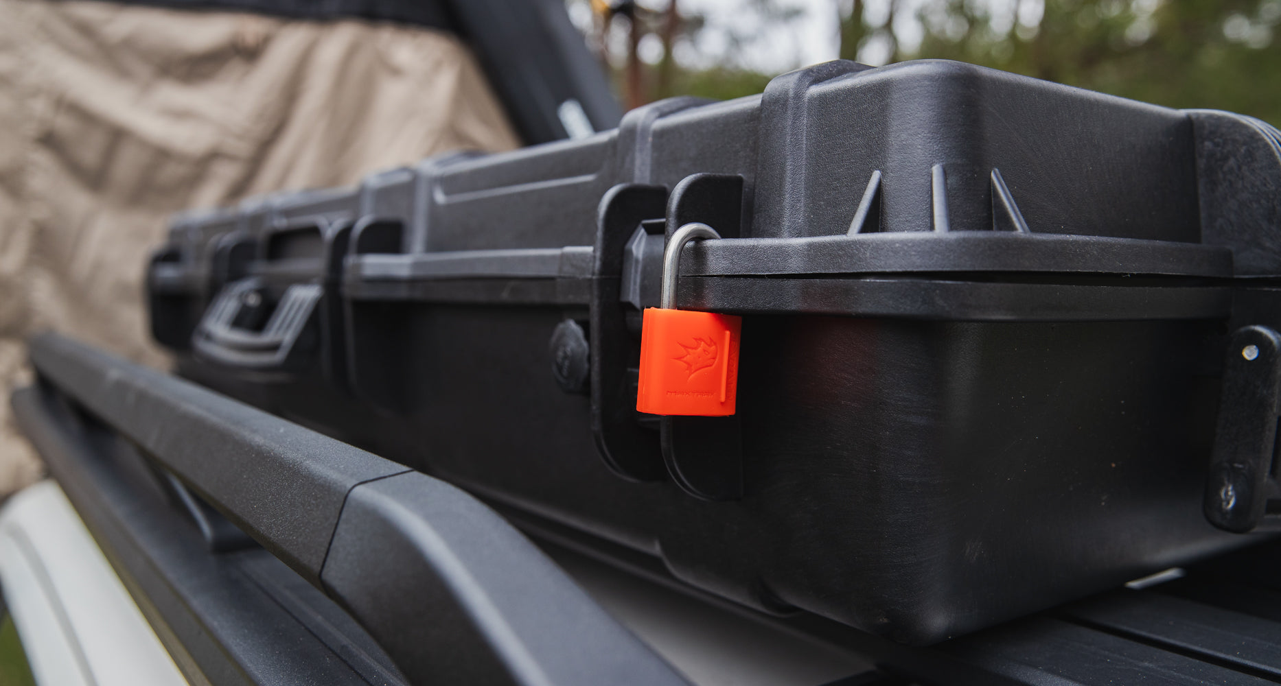 Coffre de rangement 94L RHINO-RACK pour 4x4, coffre de toit robuste en plastique noir avec fixation solide.