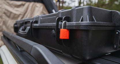 Coffre de rangement 94L RHINO-RACK pour 4x4, coffre de toit robuste en plastique noir avec fixation solide.