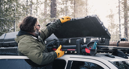 Coffre de rangement de toit RHINO-RACK Cargo Case 94L pour 4x4, robuste et étanche, idéal pour le stockage extérieur.