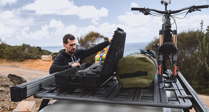 Coffre de rangement robuste de 94L de RHINO-RACK, coffre de toit pour 4x4, idéal pour le stockage sécurisé en voiture.