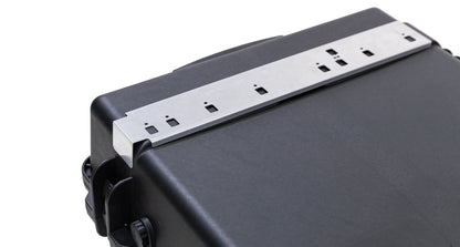 Coffre de toit 94L RHINO-RACK, coffre de rangement robuste pour 4x4, idéal pour véhicules tout-terrain, en vue latérale.