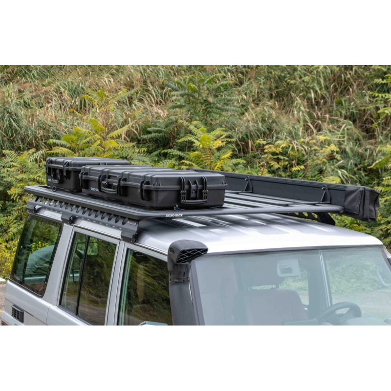 Coffre de rangement robuste RHINO-RACK 94L pour 4x4, coffre de toit résistant avec fermeture sécurisée et capacité spacieuse.