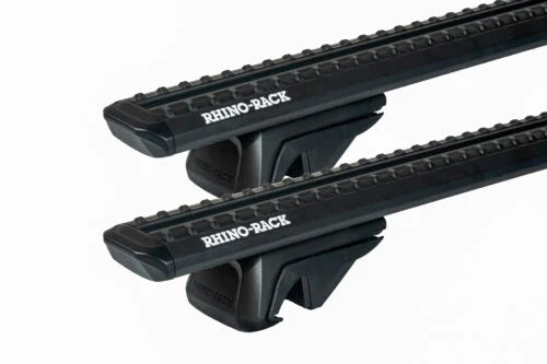 Kit de 2 barres de toit RHINO-RACK SportzBar et RX100 pour off-road et aventure, montées sur un véhicule tout-terrain.