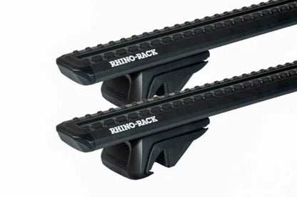 Kit de 2 barres de toit RHINO-RACK SportzBar et RX100 pour off-road et aventure, montées sur un véhicule tout-terrain.