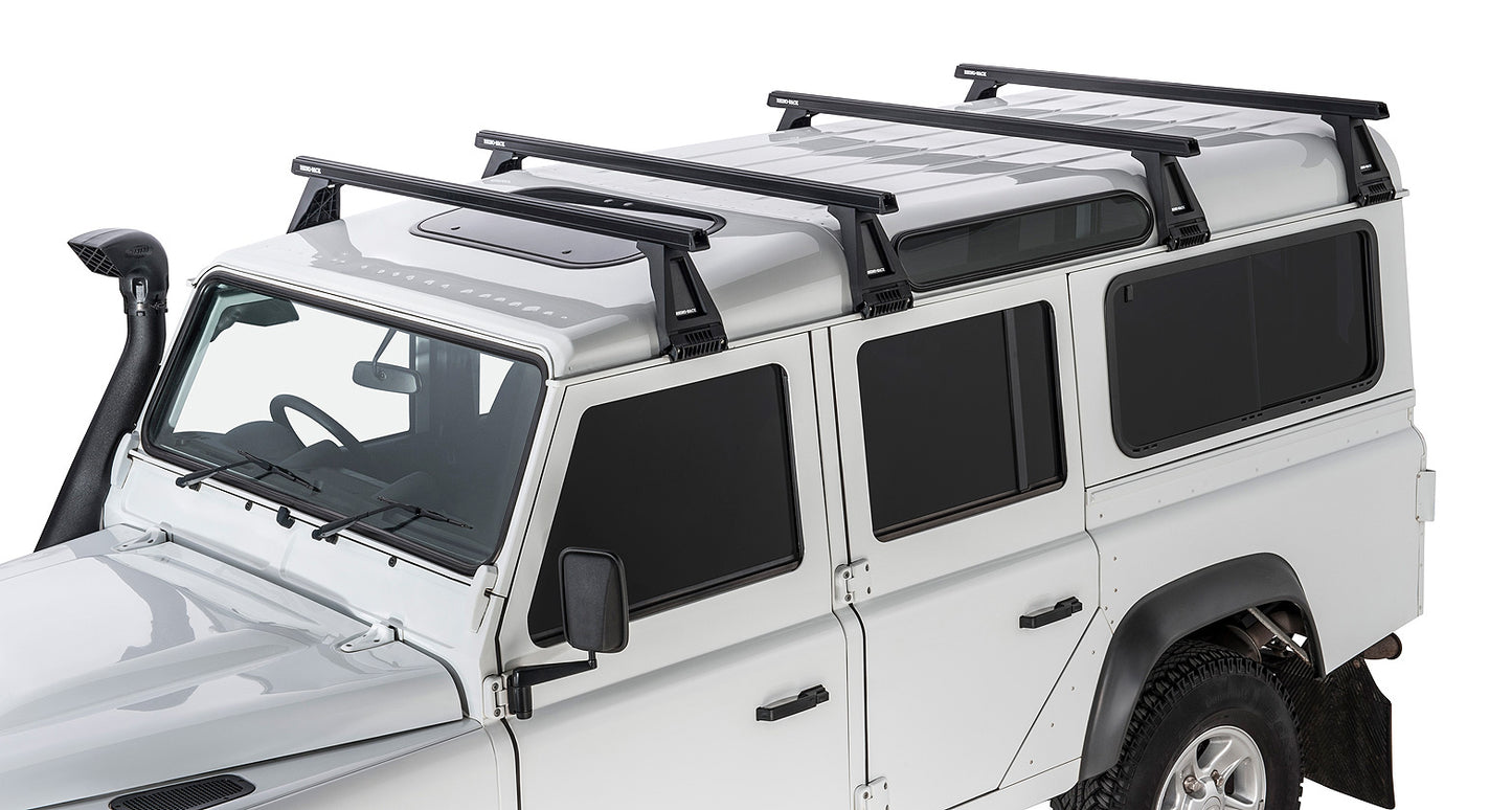 Kit de 4 barres de toit noires RHINO-RACK Heavy Duty 1500mm avec pieds pour Land Rover Defender 110 1993-2020, vue de dessus.